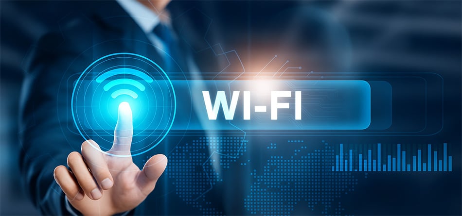 Empresário clicando na tela e ativando o Wi-fi Zoox