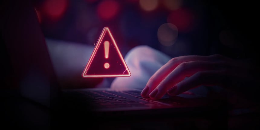 Inteligência artificial avaliando fraudes digitais sendo representada por um laptop com uma exclamação