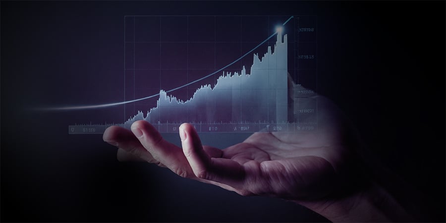 home segurando um gráfico de crescimento