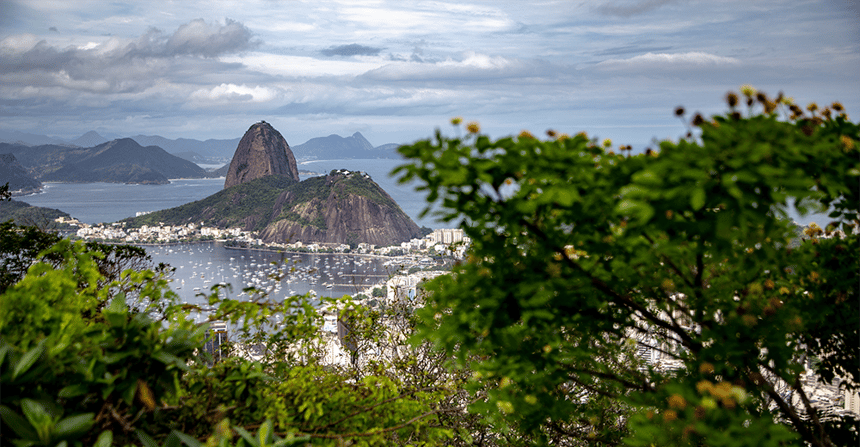 Montanha e praia de Botafogo no Rio de Janeiro, Brasil